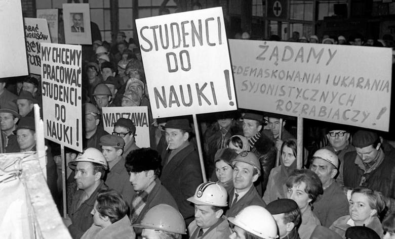 Studencki wiec na Rynku Głównym pod pomnikiem Mickiewicza, 11 marca 1968 r.