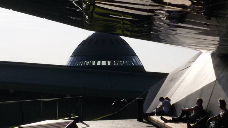<strong>Przystanek 6:Spodek</strong><br /> Idziemy ul. Morcinka na wschód, skręcamy w prawo w al. Korfantego. Widzicie Spodek? Najwybitniejsze dzieła architektury space age znane możemy podziwiać na całym świecie. Theme Building na lotnisku w Los Angeles, wieża Space Needle w Seattle, Atomium w Brukseli...