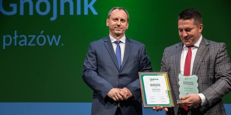 W gminie Gnojnik stawiają na ekologię. Wójt Sławomir Paterek odbiera nagrodę dla swojej gminy