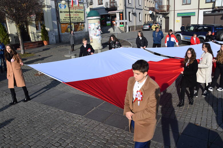 Święto Niepodległości 2021 w Małogoszczu. Piękny pochód z flagami i uroczysty apel.