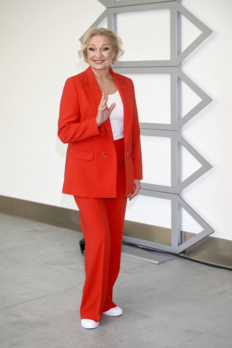 Małgorzata Walewska zaprezentowała się w czerwonym garniturze. Taki krój sprawdzi się również dla kobiet plus size.