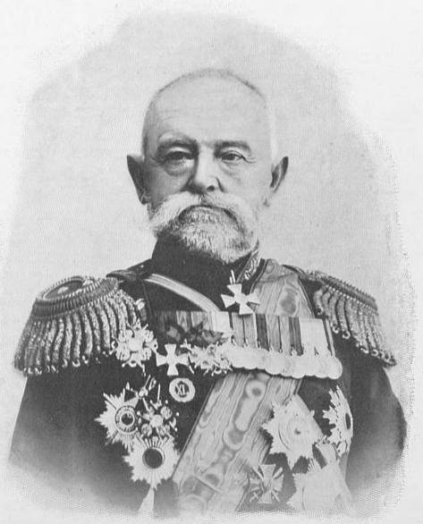 Gen. Nikołaj Pietrowicz Liniewicz był kawalerem licznych odznaczeń, weteranem wojny rosyjsko-tureckiej, dowódcą sił międzynarodowych w walkach z powstaniem
