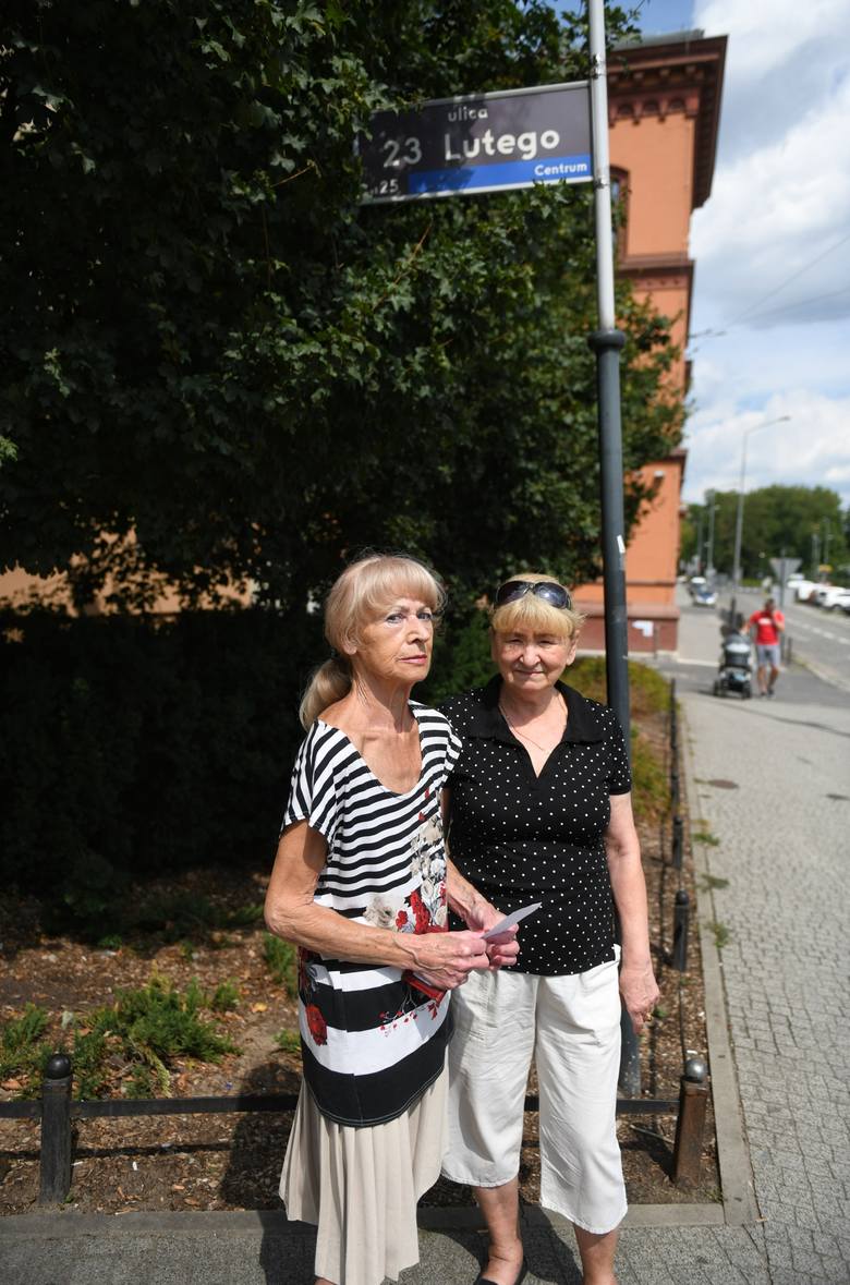 Danuta Bzowy-Lazarowicz (po lewej), mimo że sąd przywrócił nazwę 23 Lutego, nadal otrzymywała  faktury na ul. Lewandowskiej. Podobny problem dotyczył jej sąsiadów i blisko 200 klientów Inea.