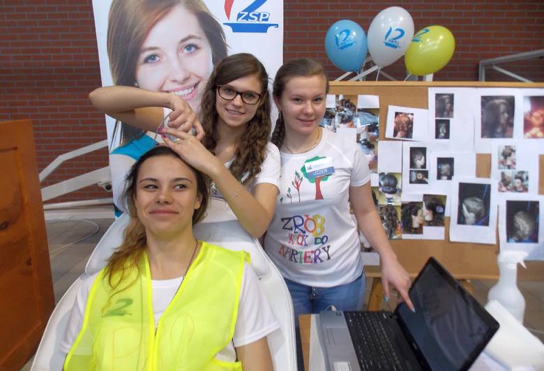 Dżesika, Sandra i Ola z „Nitek” pokazały fryzjerski kunszt (mycie, strzyżenie, czesanie i farbowanie włosów).