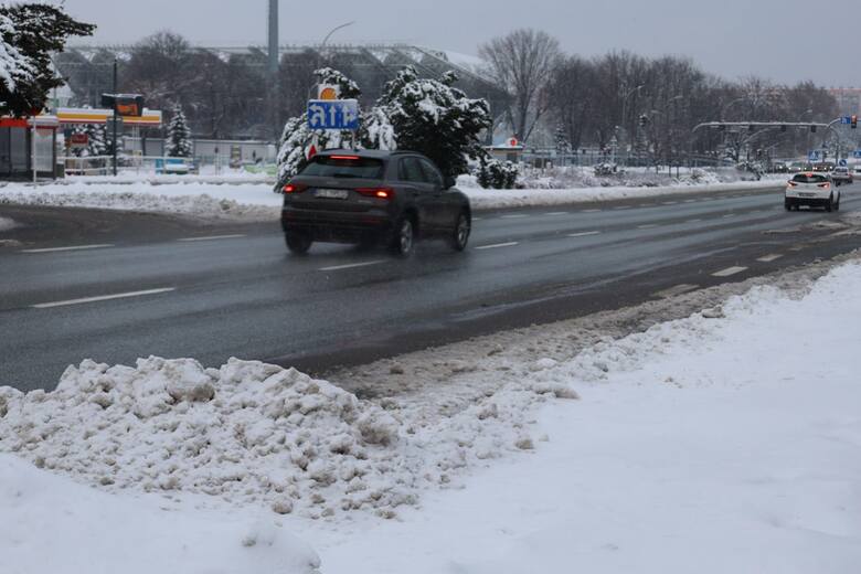 Trudne warunki na drogach. Śnieg i gołoledź na drogach krajowych