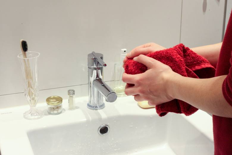 Dezynfekując mieszkanie należy także regularnie myć dłonie