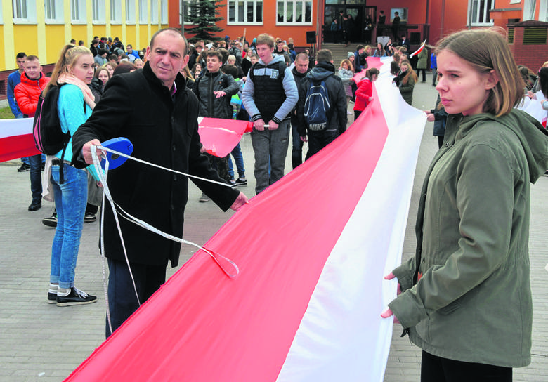 Najdłuższa flaga, przygotowana przez gimnazjalistów ze Strzelec Krajeńskich, miała 149 metrów.