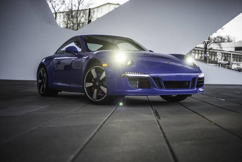 Porsche 911 GTS Club Coupe przyciąga uwagę niebieskim lakierem. Zdecydowano się także na dodatkami pakietu Sport Design. Dostrzec możemy spojler z tyłu,
