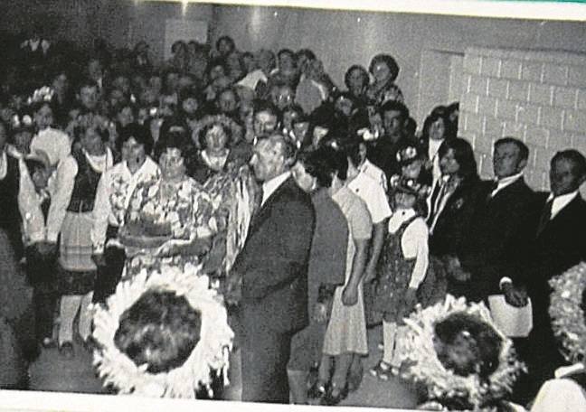 Zespół artystyczny działający przy KGW podczas występu na Dniu Kobiet w 1974 roku w GS w Golubiu-Dobrzyniu.