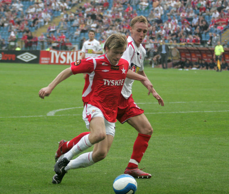 W Wiśle Kraków oficjalnie zadebiutował 16 marca 2005 roku w meczu 1/18 finału Pucharu Polski w Krakowie z Polonią Warszawa (5:0). Już w 3 minucie po