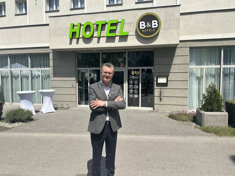 Uroczyste otwarcie Hotelu B&B w Kielcach. Przyszli znamienici goście: świętokrzyskie vipy, samorządowcy, ludzie kultury. Mamy film i zdjęcia