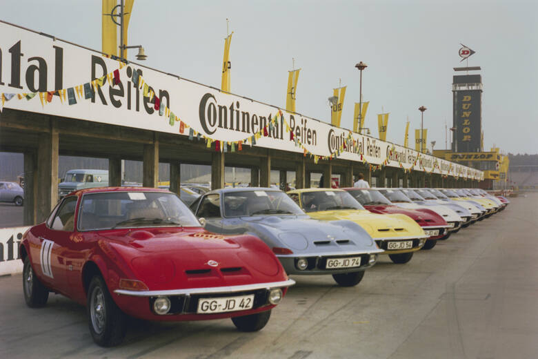 Opel GT Pierwszy Opel GT opuścił taśmę montażową w 1968 roku jako wczesny przykład francusko-niemieckiej kooperacji. Do współpracy zaproszono sprawdzone