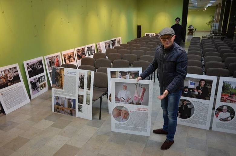 Łukasz Bełdowski prezentuje fotografie z opisami, które będzie można oglądać na wystawie.
