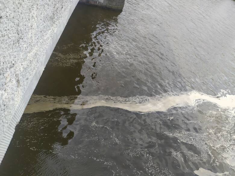 Wrocławianie widzą, że na Odrze pojawiła się piana. Obawiają się, że może dojść do poważnego zanieczyszczenia rzeki.