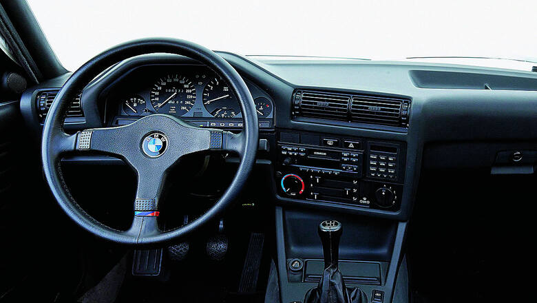 BMW E30 Małe BMW najlepiej oceniać okiem ignoranta., który nic nie wie o marce z Monachium, a przełom lat 80. i 90. spędził w bibliotece. Wówczas z łatwością