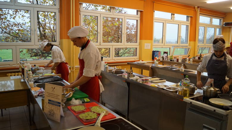 Uczniowie z Jastrzębia dzielą się przepisami na pyszne dania