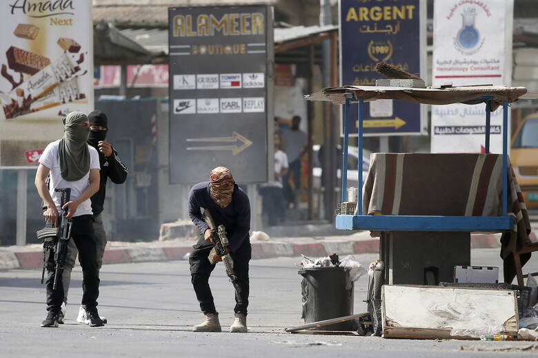 Palestyńscy bojownicy walczą z wojskami Izraela.