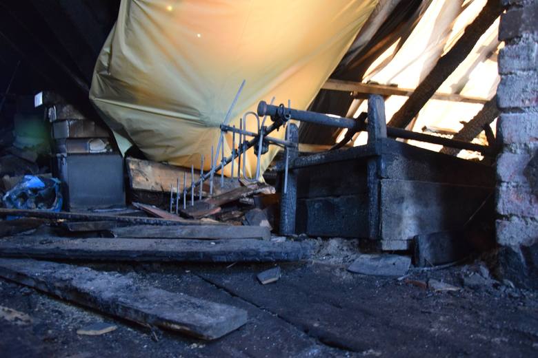 Dramat w nadpalonym domu na Pleszówku. Spłonęło poddasze. Pilny jest remont dachu i stropu