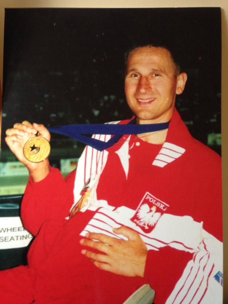 Mirosław Piesak ze złotym medalem z Atlanty (24.08.1996 r.). Rekord świata na 50 m stylem dowolnym