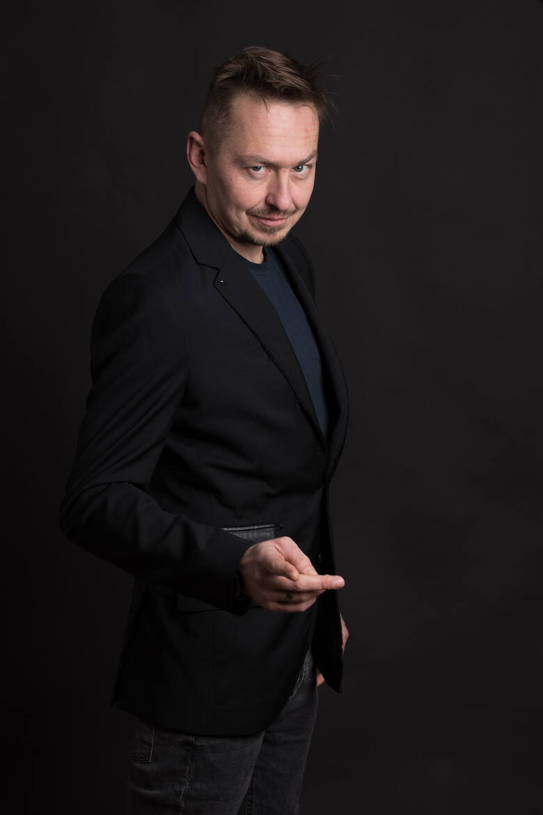 Michał Pałubski to znany polski aktor kabaretowy i stand-uper, a także były członek krakowskiej Formacji Chatelet.