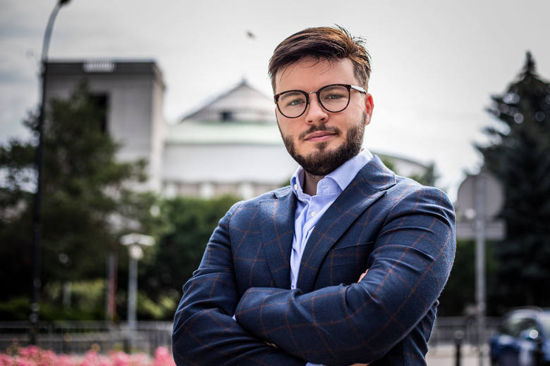 Bartosz "Bart" Staszewski, działacz społeczny, aktywista LGBT i reżyser, współzałożyciel Stowarzyszenia Marsz Równości w Lublinie. Amerykański magazyn „Time” w lutym umieścił go na prestiżowej liście 100 wschodzących liderów z całego świata.