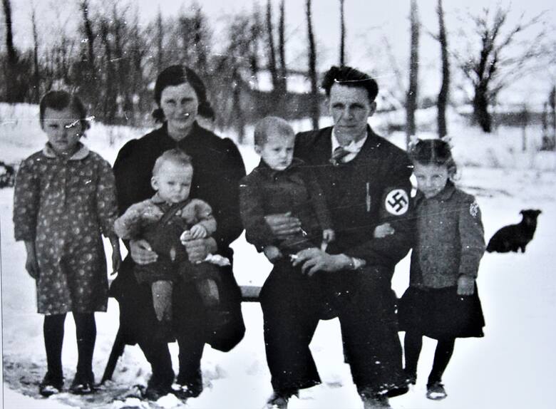 Zdjęcie podczas II wojny wykonali Teodozja lub Wincenty Podolakowie. Widać na nim prawdopodobnie rodzinę niemieckich kolonistów. Może to wskazywać opaska ze swastyką na ramieniu mężczyzny