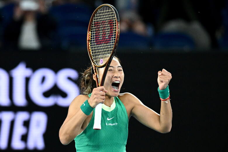 Królowa Qinwen w finale Australian Open. Kocha blask fleszy i kamer, nie boi się ambicji, podąża śladami Li Na