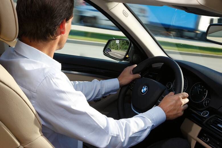 Informacja o zmianie pasa ruchu w BMW 5 Series Sedan, Fot: BMW