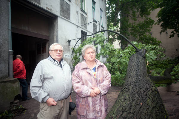 Zefiryna i Andrzej Żuchowscy to jedni z lokatorów, których samochody zostały uwięzione na podwórzu.