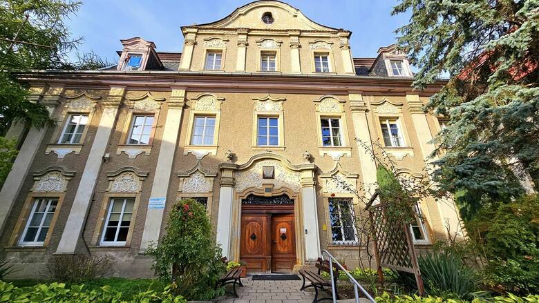 Dawny pałac, później "Stoczniowiec", a dziś sanatorium, wchodzące w skład grupy Uzdrowisko Cieplice. W środku znajdują się 42 miejsca