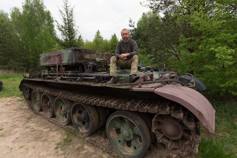 Wóz waży 30 ton. Pali 500 - 600 litrów benzyny na 100 kilometrów  - pokazuje Wojciech Hernik. Stoi on przed jego domem w Choroszczy 