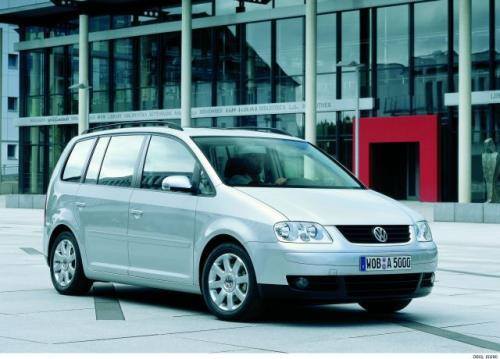 Fot. VW: Touran to pierwszy minivan Volkswagena. Wykorzystuje płytę podłogową Golfa V.
