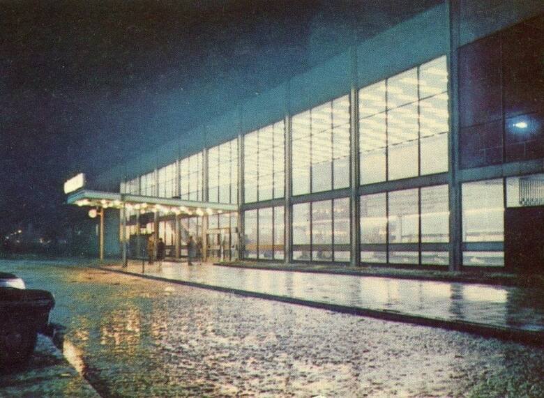 W latach PRL wieczorem dworzec PKP w Oświęcimiu wyglądał efektownie. Był przykładem nowoczesnej architektury