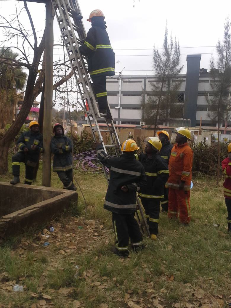 Strażak z Łodzi uczył w Kenii jak gasić pożary