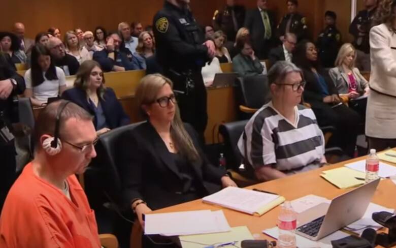Jennifer Crumbley (w stroju więziennym w paski) i James Crumbley (na pomarańczowo) trafią do więzienia, jak i ich syn. Nie upilnowali go przed dokonaniem