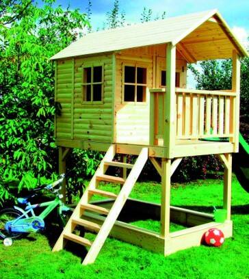 Drewniany domek w ogrodzie to super zabawa dla każdego dziecka.