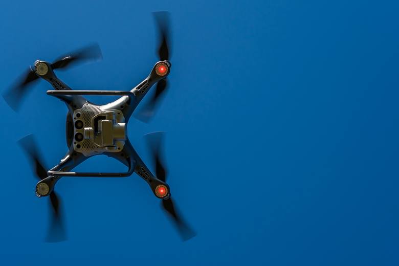 Własny dron to marzenie coraz większej liczby osób - także dzieciaków. Najtańszego drona można kupić już nawet za 150 zł, górna granica cenowa w zasadzie nie istnieje. Wszystko zależy od jakości sprzętu, długości lotu, rodzaju wbudowanego aparatu. Pamiętajcie jednak, że latanie dronem obwarowane...