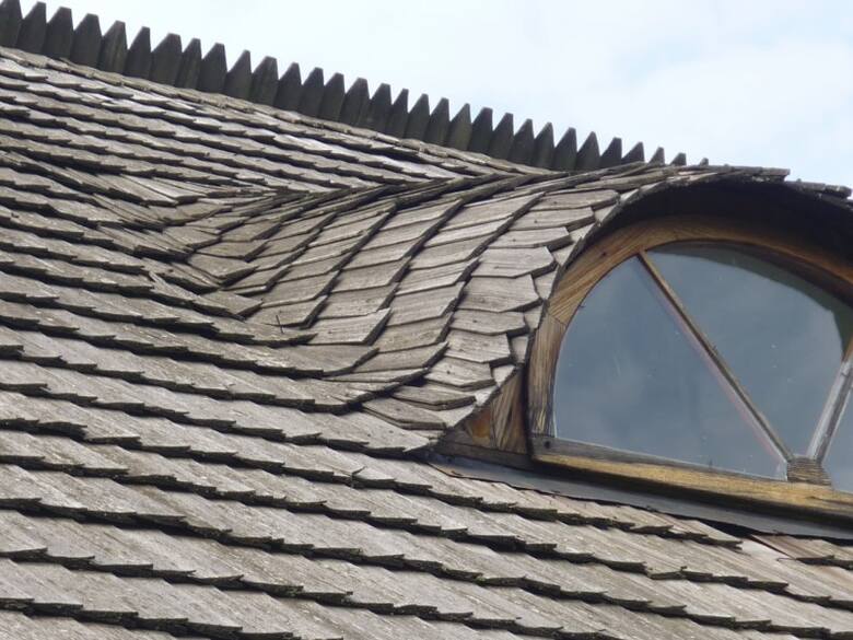 Gont drewniany idealnie nadaje się do kształtowania krzywizn dachu.