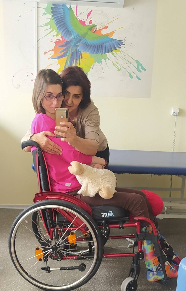 Beata Kuczewska od dwóch lat zbiera pieniądze na rehabilitację swojej córki. Wierzy, że Ewa w końcu stanie na nogi. Dotychczasowe życie dziewczyny zmienił tragiczny wypadek 