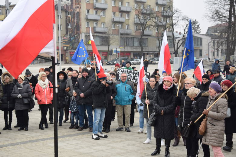 Dzisiaj, 23 marca, w Częstochowie też odbył się protest kobiet w ramach ogólnopolskiej akcji Czarny Piątek. Na placu Biegańskiego zebrały się kobiety,