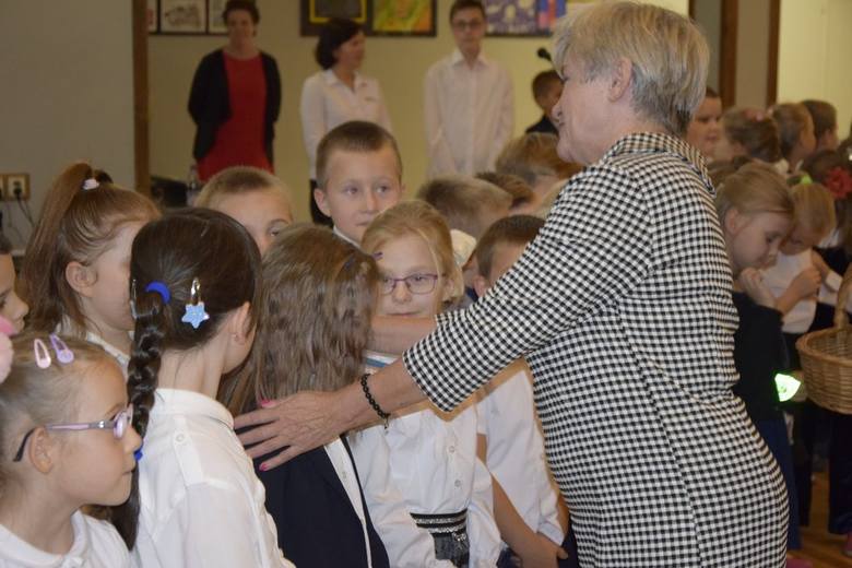 W czwartek, 18 października w Zespole Szkół Integracyjnych w Skierniewicach odbyło się ślubowanie i pasowanie uczniów klas pierwszych szkoły podstawowej. Pełnoprawnymi pierwszakami zostali uczniowie czterech najmłodszych klas.