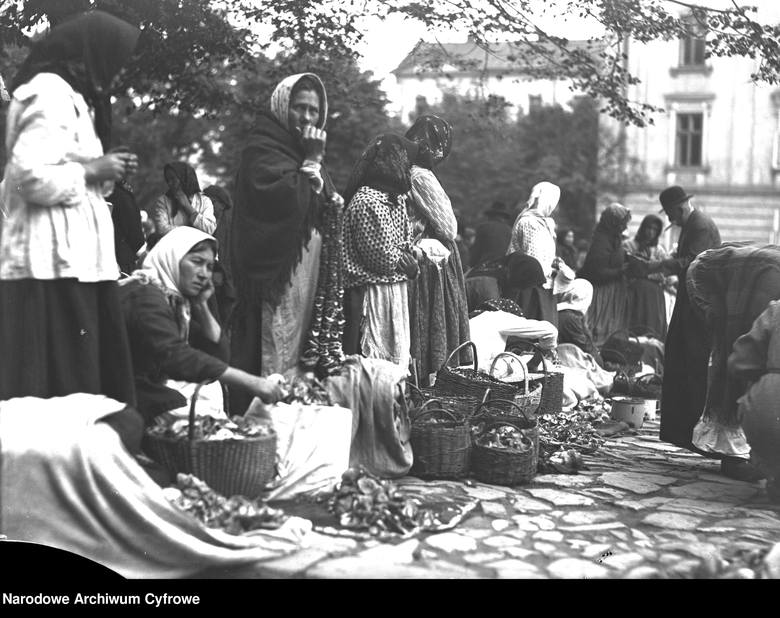 <strong>1930</strong><br /> <br /> Targ na Rynku w Przemyślu. Kobiety sprzedające grzyby na rynku.<br />  <br />  