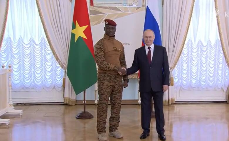Putin spotkał się z samozwańczym przywódcą Burkina Faso. Sytuacja napięta jest także w Nigrze, gdzie wojskowi obalili prezydenta