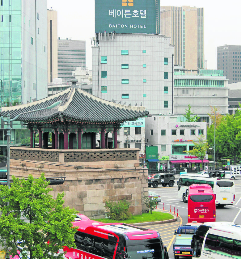 Centrum Seulu. Zderzenie nowoczesności z tradycją: buddyjska świątynia na tle nowoczesnej architektury 
