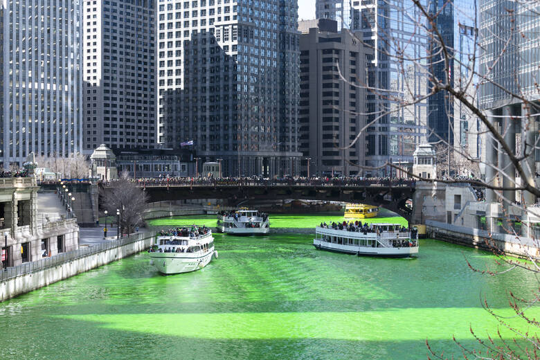 Zabarwiona na zielono rzeka Chicago - część obchodów Dnia Świętego Patryka