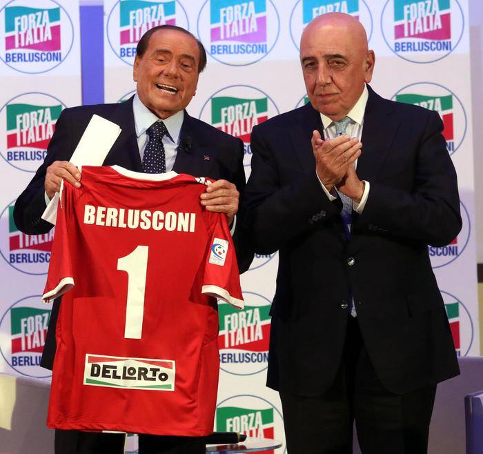 Silvio Berlusconi wraz z Adriano Gallianim ogłasza start swojej partii Forza Italia w wyborach parlamentarnych