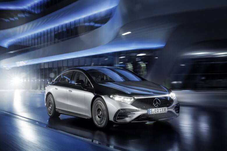 Mercedes EQS EQS to pierwsza w pełni elektryczna luksusowa limuzyna marki Mercedes-EQ – i samochód, który na nowo definiuje ten segment pojazdów. EQS