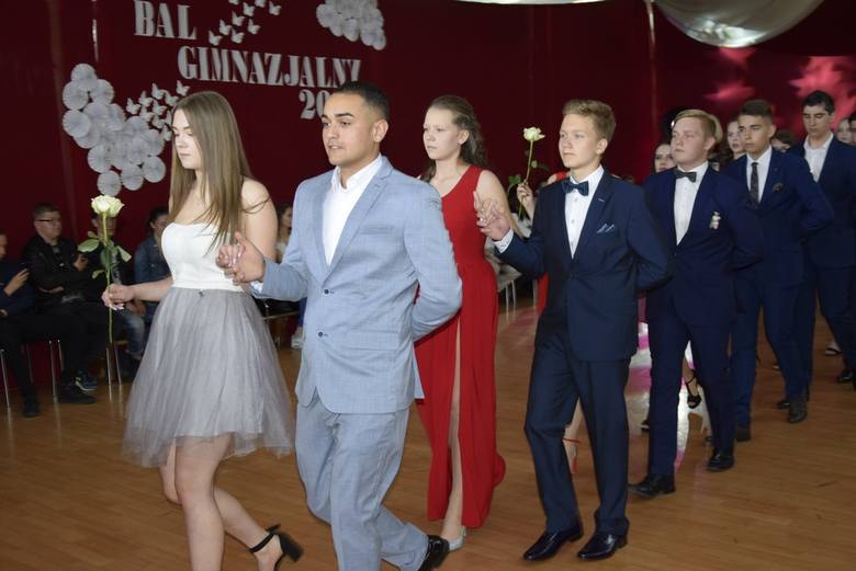 W piątek, 31 maja, absolwenci ostatnich klas gimnazjalnych dawnego Gimnazjum nr 3 w Skierniewicach (obecnie Szkoła Podstawowa nr 2) rozpoczęli ostatni już Bal Gimnazjalisty. Bal tradycyjnie rozpoczął się polonezem, który tańczyli absolwenci pięciu klas.
