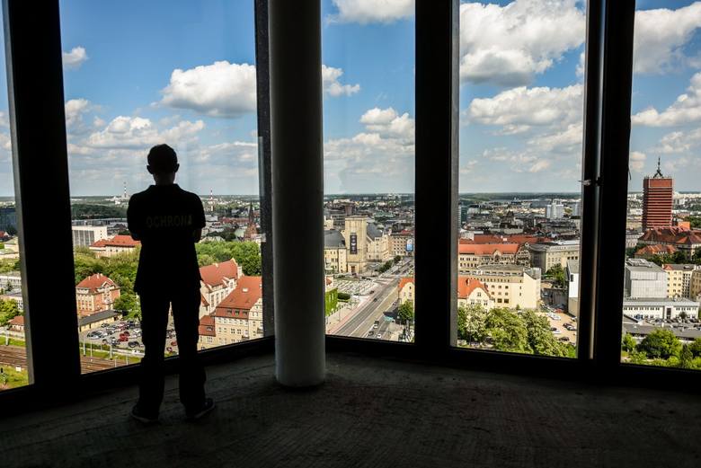 Dotarliśmy już na najwyższe piętra nowego poznańskiego wieżowca. Zobacz, jak wygląda panorama Poznania z Bałtyku.<br /> <br /> [i]Stolicę Wielkopolski z g&oacute;ry każdy chętny będzie m&oacute;gł podziwiać w niedzielę (4 czerwca) od godz. 11.30 do 15.30. Wjazdy na dwunaste piętro Bałtyku...