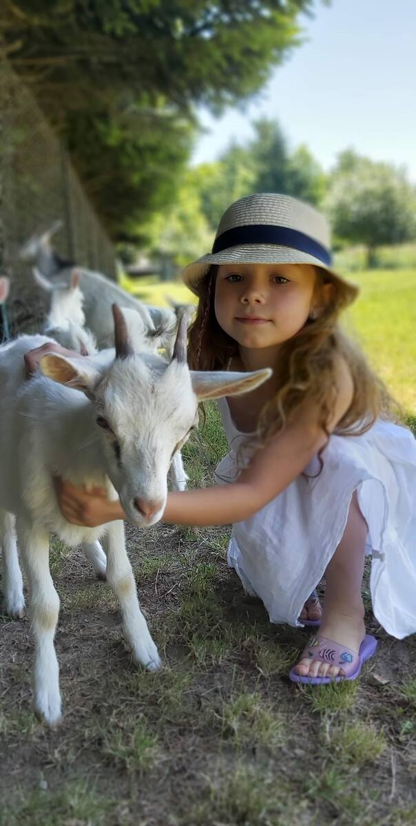 Matylda, córeczka Agnieszki i Jarosława Strusińskich chętnie bawi się z kozami z gospodarstwa rodziców